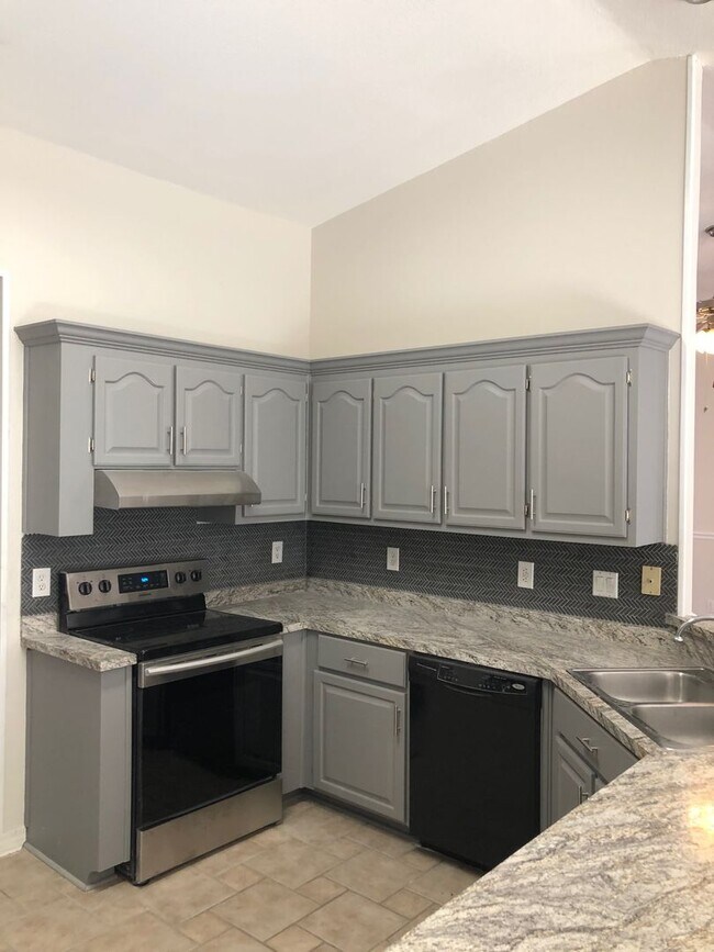 Building Photo - Beautiful Pace Home