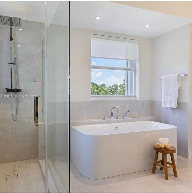 Building Photo - 711 Crandon Blvd