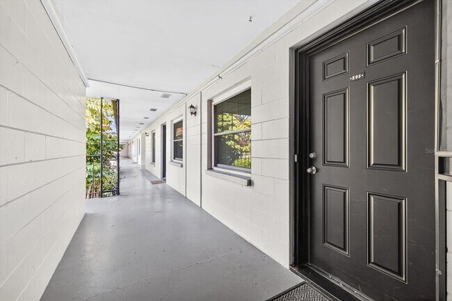 Building Photo - 2808 W Azeele St