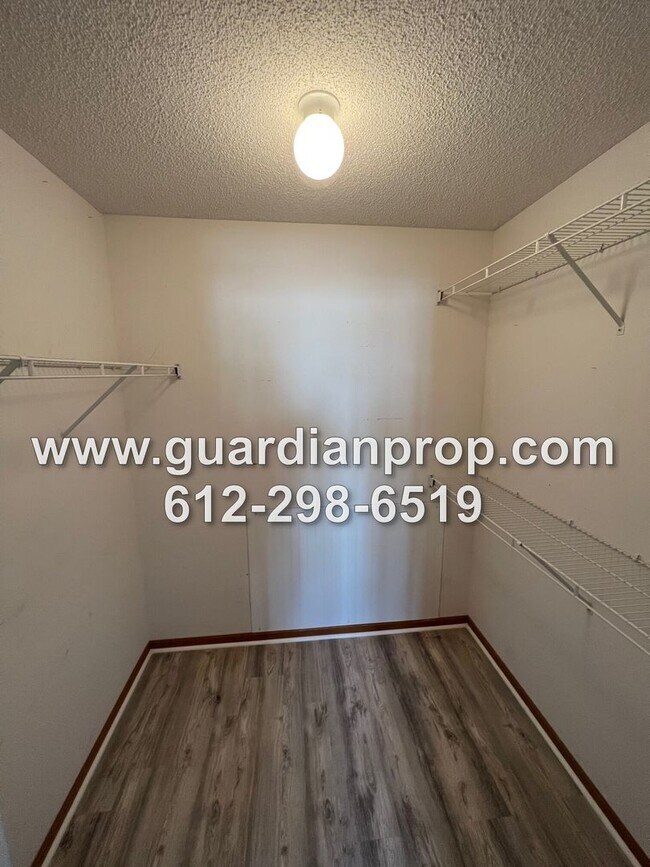 Building Photo - Woodbury Townhouse Available Now, Updated ...