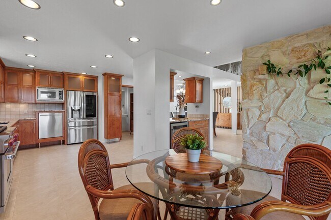 Building Photo - Beautifully Remodeled Execute Home - Parti...