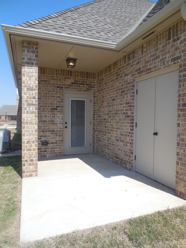 Building Photo - Fully Furnished Three Bedroom, Two Bathroo...