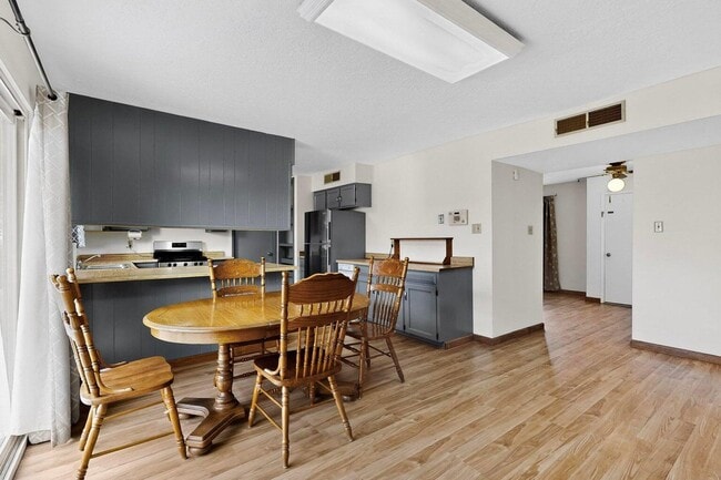 Building Photo - 2702 Avenida Del Sol