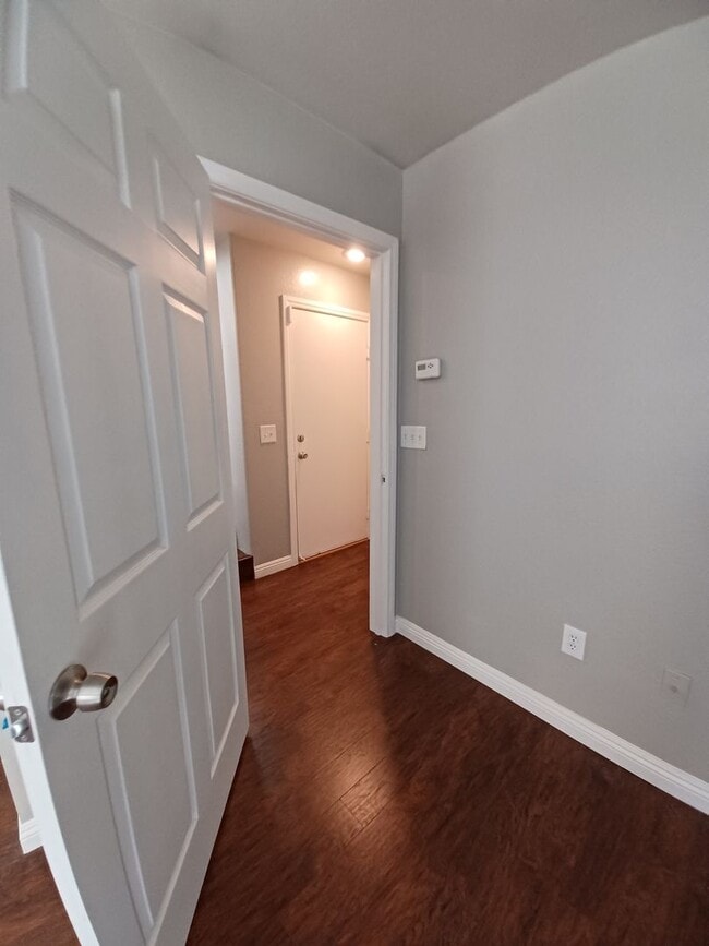 Building Photo - Spacious Tri-Level Home with 4 Bedrooms & ...