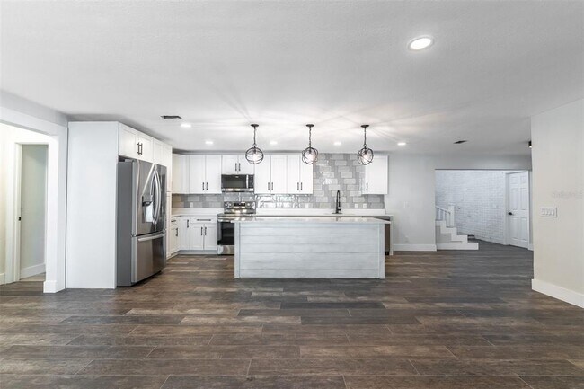 Building Photo - 16880 SE 63rd Ln
