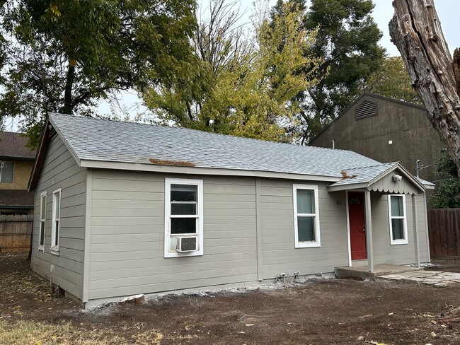 Building Photo - 2 bedroom 1 bath with HUGE yard next to Ch...