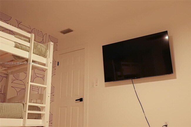 Building Photo - 290 NW 125th Ave