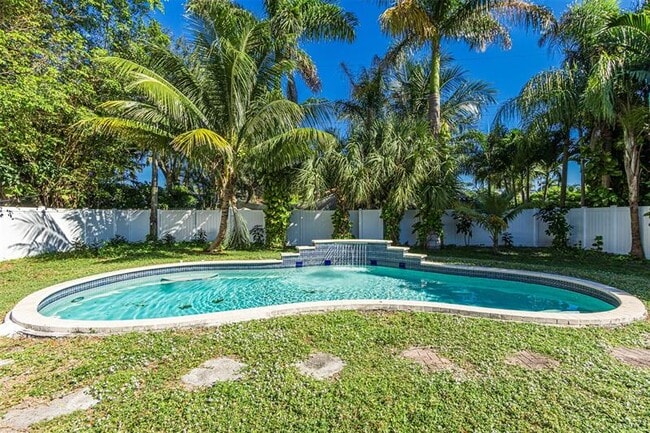 Building Photo - 936 NE 26th Ave