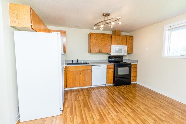 Building Photo - 3 bedroom 2 Bath Single Level on Large Lot