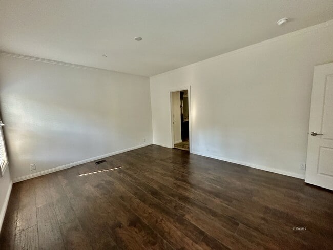 Building Photo - Brand New in town 3 bedroom