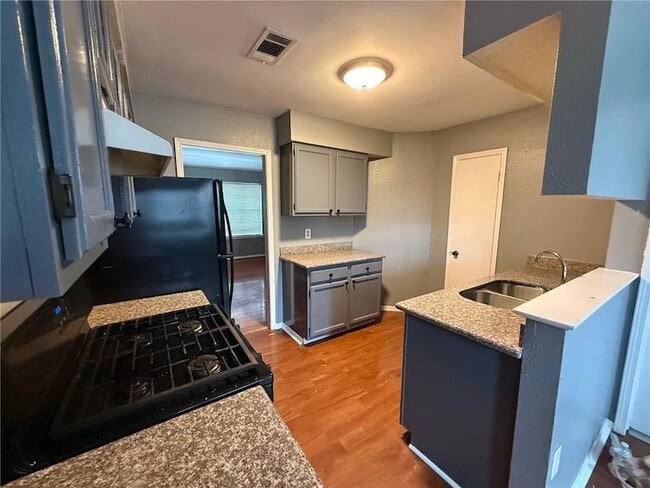 Building Photo - 2001 Van Arpel Dr