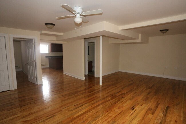 Building Photo - 1133 W Oakdale Ave