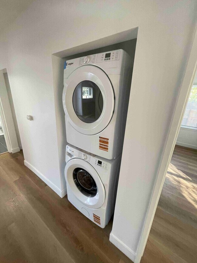 Building Photo - COMPLETELY REMODELED HOME IN QUIET AREA!