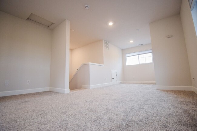 Building Photo - Beautiful 4 Bedroom 3.5 BA Home! Mother in Law Suite, Attached Garage & Top floor Bonus Room!