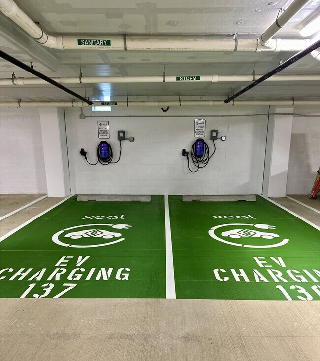 Building Photo - One Bedroom Rear Facing w Patio (1st Floor), Balcony 2 & 3