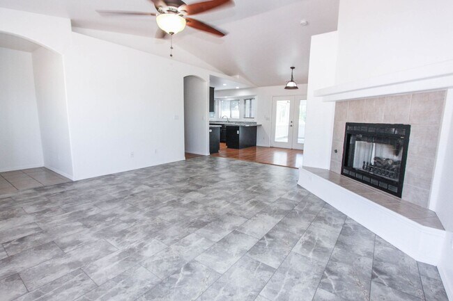 Building Photo - 4266 N Saratoga Dr