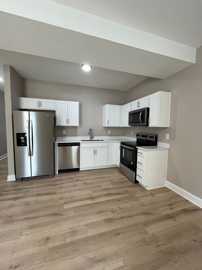 Building Photo - Charming 2-Bedroom Townhome with Modern Co...
