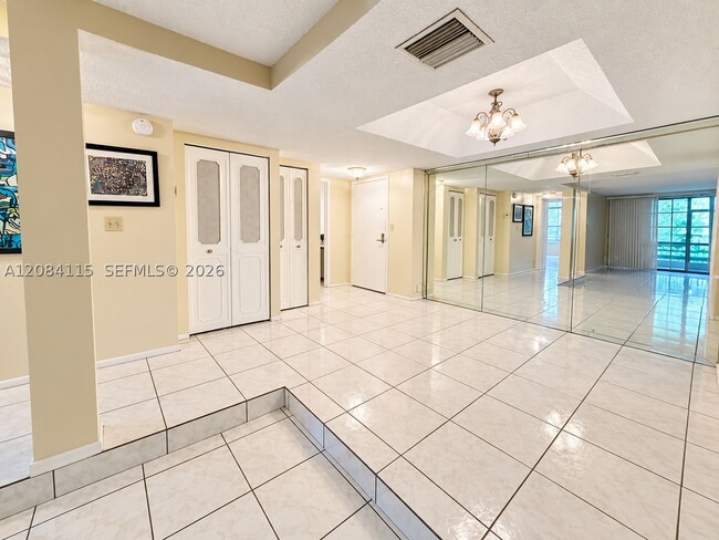 Building Photo - 3720 Inverrary Dr
