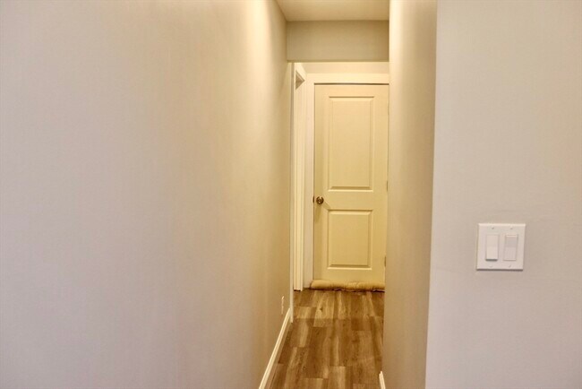 Building Photo - 10 Cushing St