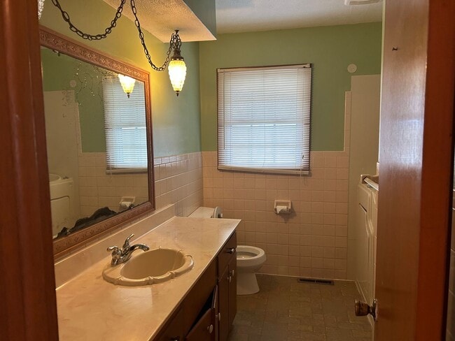 Building Photo - Very spacious 4 bedroom, 2 bath home in Kickapoo Schools! This will go fast!