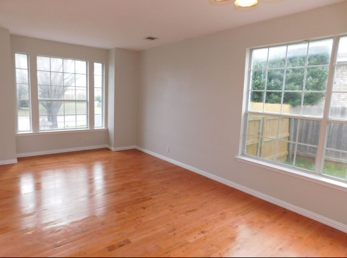 Building Photo - 703 Thrush Dr