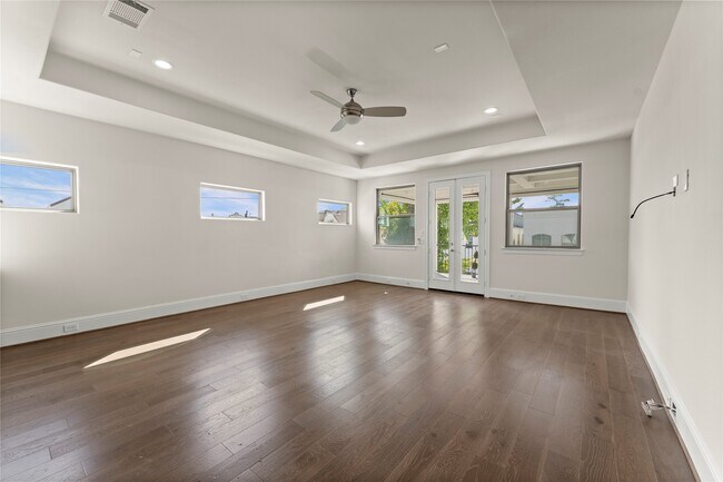 Building Photo - 1902 W 25th St