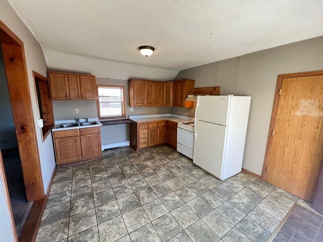 Building Photo - Upper Level 2 Bedroom Apartment - AVAILABLE JUNE
