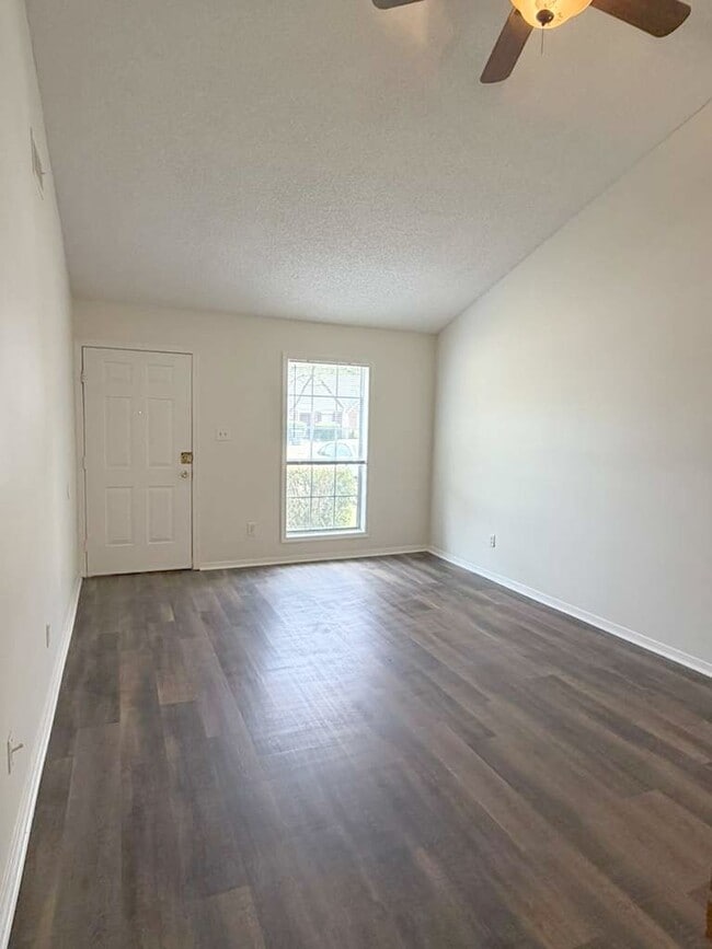 Building Photo - 3039 Greenlodge Ln