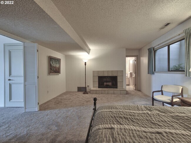 Building Photo - 6900 SE Riverside Dr