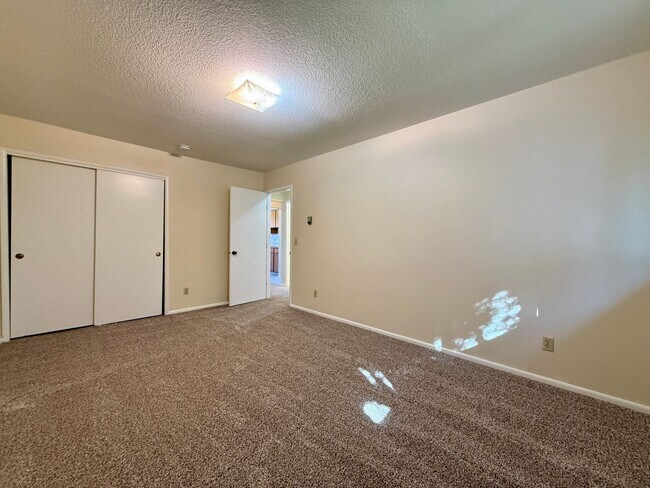 Building Photo - Vintage Upstairs 2 Bedroom With Patio In Hollywood District ~ Near It All! Off Street Parking~ Pe...