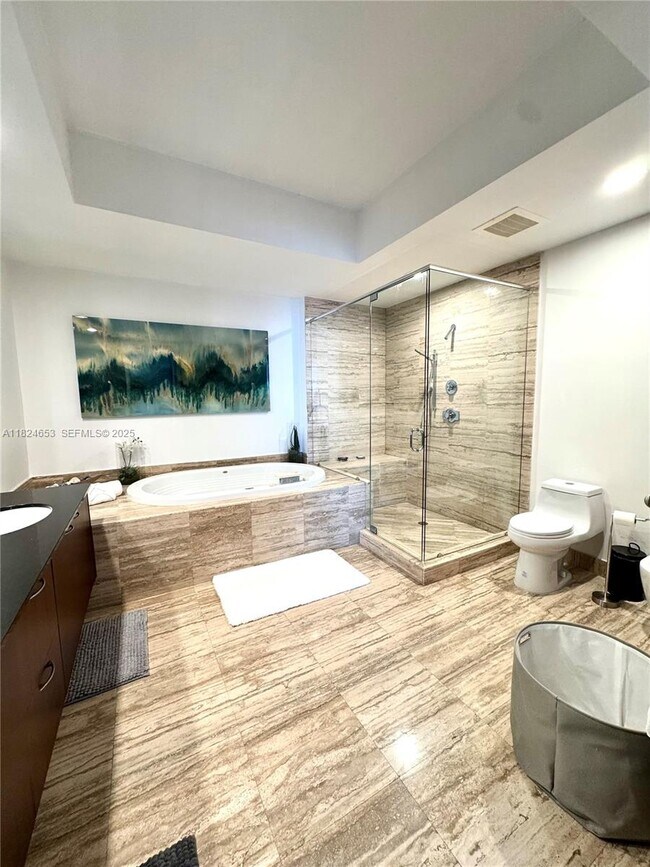 Building Photo - 16001 Collins Ave