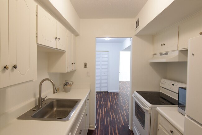 Building Photo - 2101 Fountain View Dr