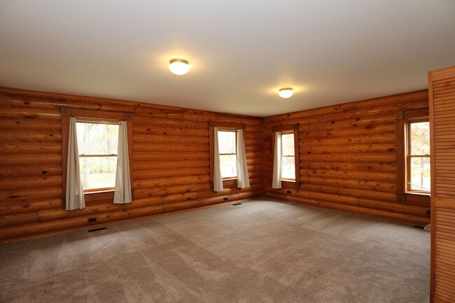 Building Photo - Gorgeous Log Cabin near West Lafayette!