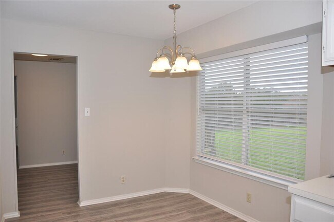 Building Photo - 800 Daffodil Dr