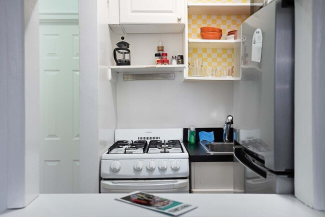 Building Photo - 324 E 75th St