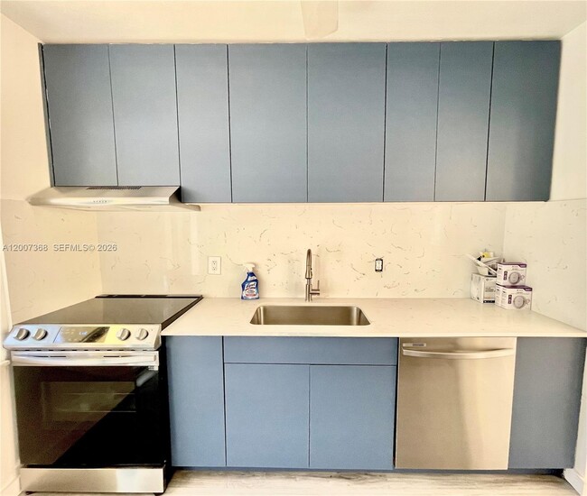 Building Photo - 401 NE 14th Ave