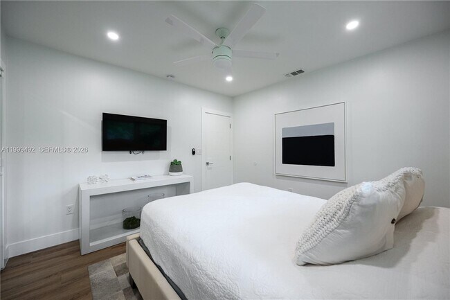 Building Photo - 7125 Los Pinos Blvd