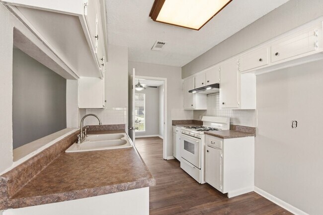 Building Photo - 3120 Royal St