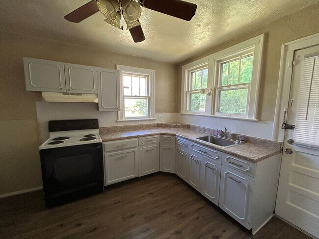 Building Photo - Charming 2-Bedroom Home with Spacious Yard...
