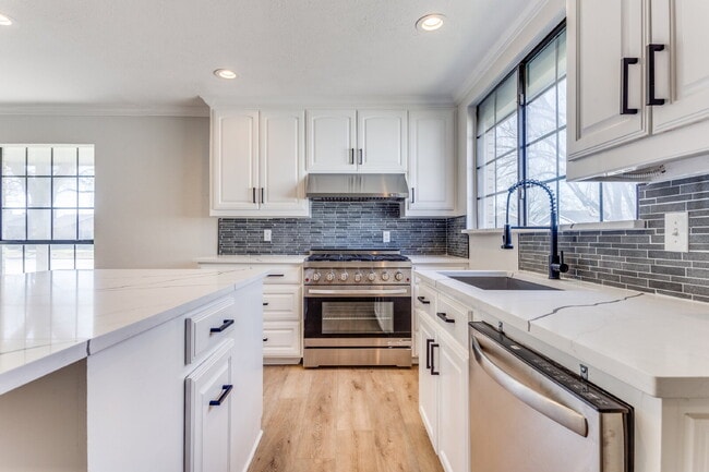 Building Photo - "Charming 3-Bedroom Home in Garland with 2 Full Baths and 1445 Sq Ft of Comfort!"