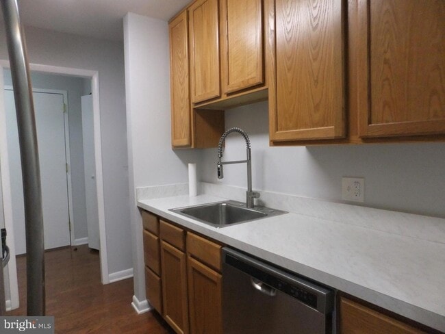 Building Photo - 1637 Oakwood Dr