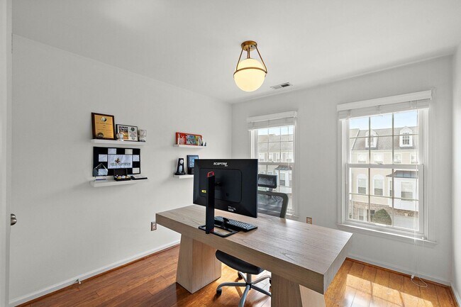 Building Photo - Beautiful Townhome in Ballymeade