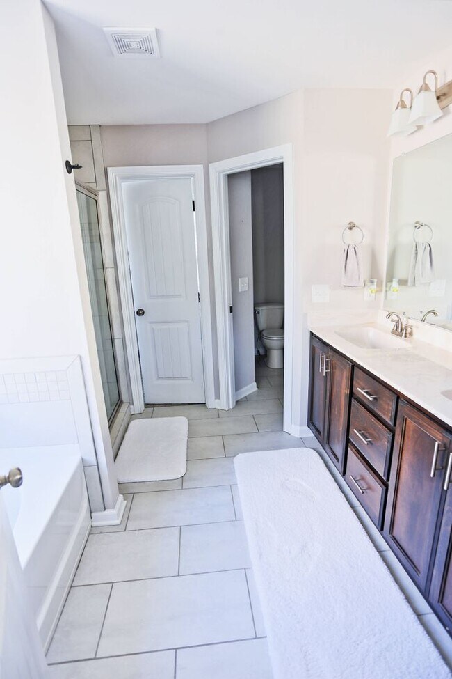Building Photo - Beautiful Clarksville Rental