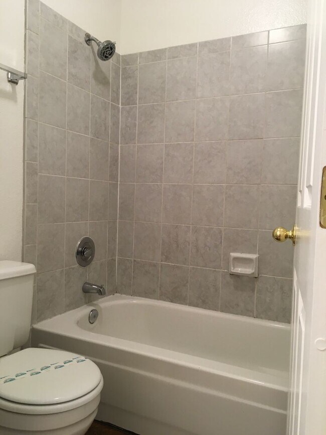 Building Photo - SPACIOUS 2 BEDROOM / 2 BATHROOM CONDO AVAILABLE $1,650.00 PER MONTH