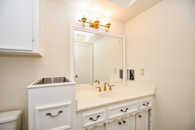Building Photo - 3007 Broadmoor Dr