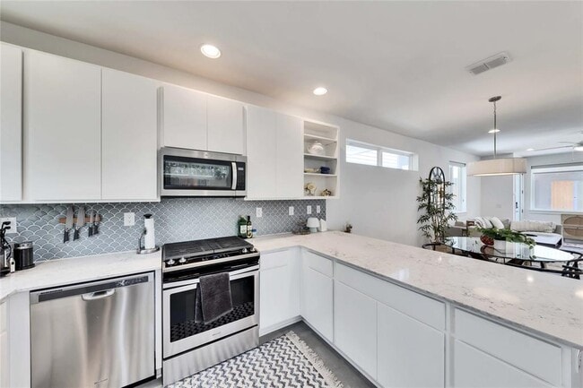 Building Photo - 814 N Bluff Dr