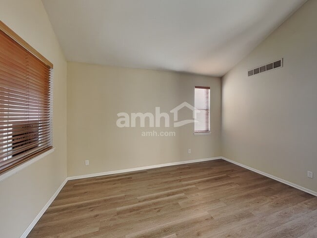 Building Photo - 12865 Roslyn St