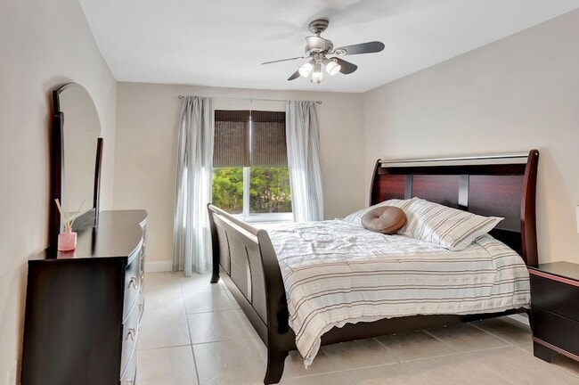 Building Photo - 923 Villa Cir