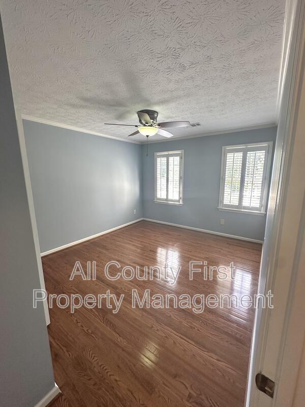 Building Photo - 5621 Shadow View Dr SW