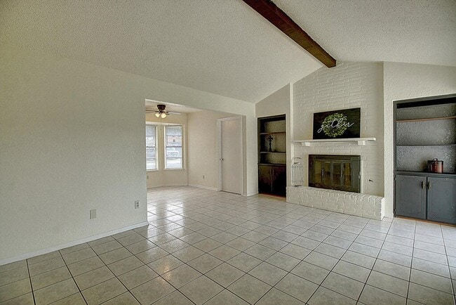 Building Photo - 2202 Saxony Dr